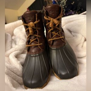 Sperry’s Leather and Rubber Boots Women wear